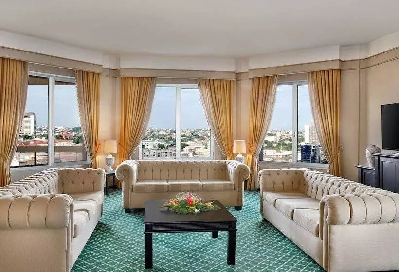 سوئیت ریاست جمهوری سه خوابه, Hilton Yaounde