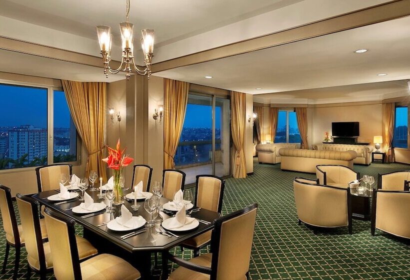 سوئیت ریاست جمهوری سه خوابه, Hilton Yaounde