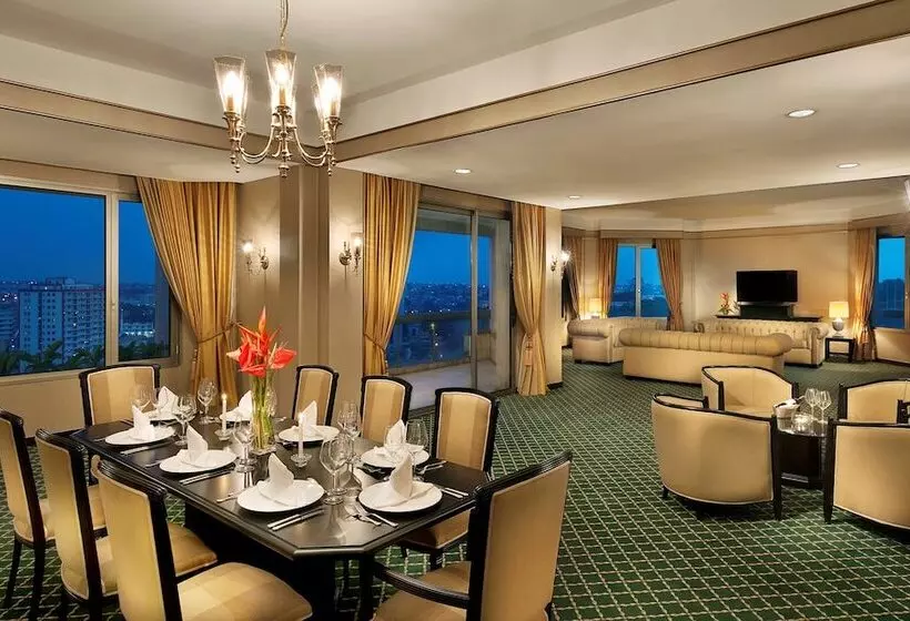 سوئیت ریاست جمهوری سه خوابه, Hilton Yaounde