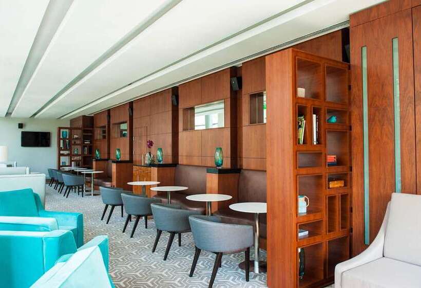 اتاق اجرایی با تخت بزرگ, Hilton Yaounde