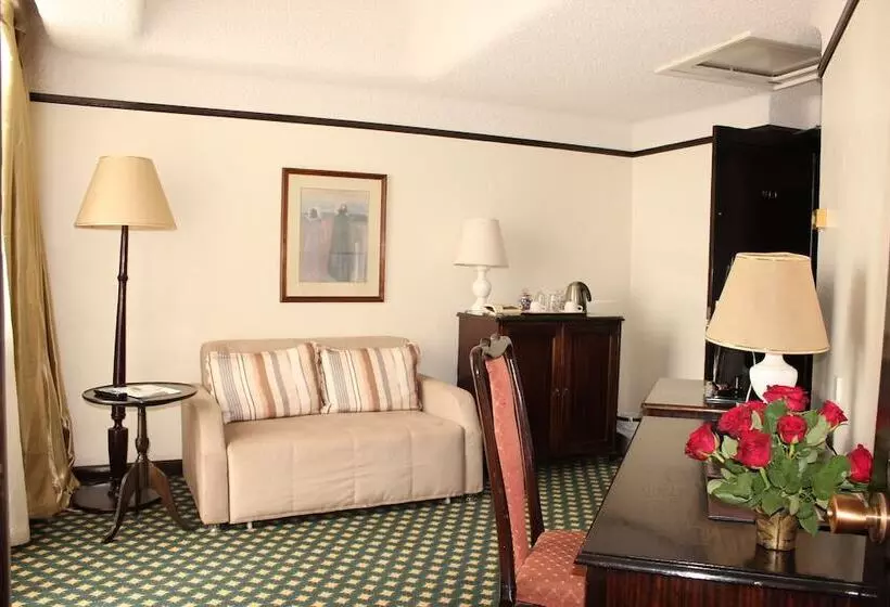 Sviitti Parveke, Nairobi Safari Club By Swiss Bel