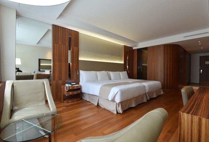 Семейный Номер, Pacific