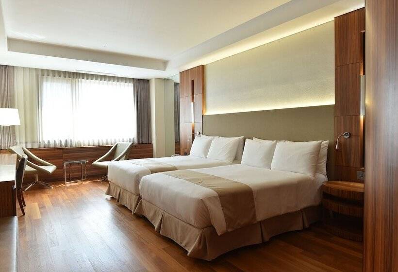 Семейный Номер, Pacific