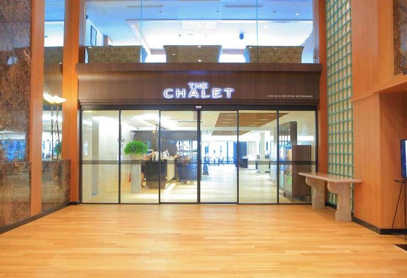 غرفة عائلية, Mona Yongpyong