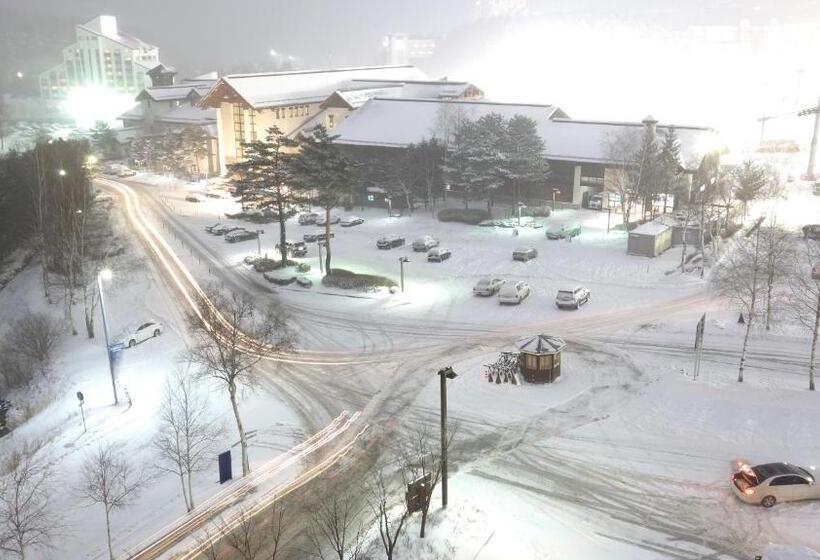 غرفة عائلية, Mona Yongpyong