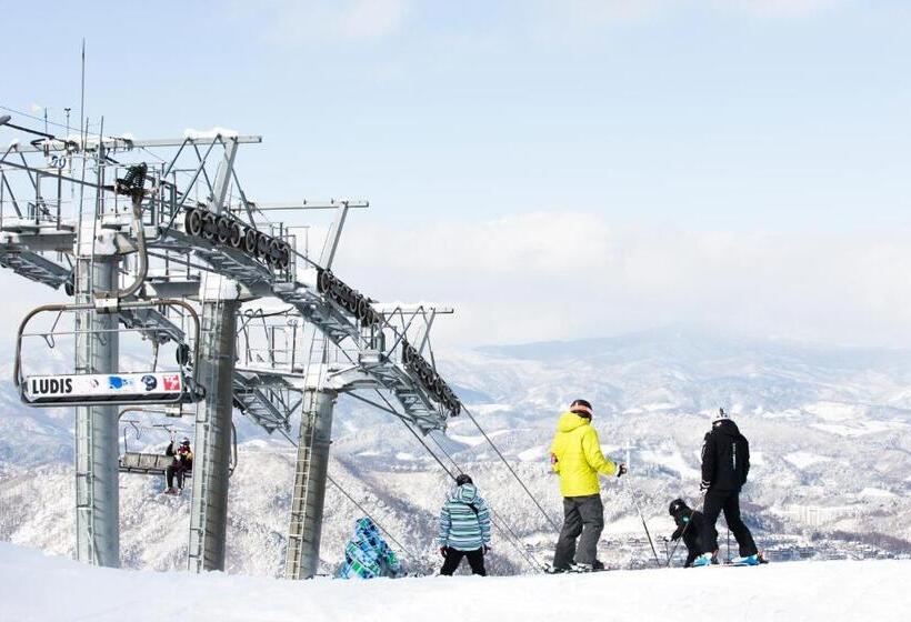 غرفة عائلية, Mona Yongpyong