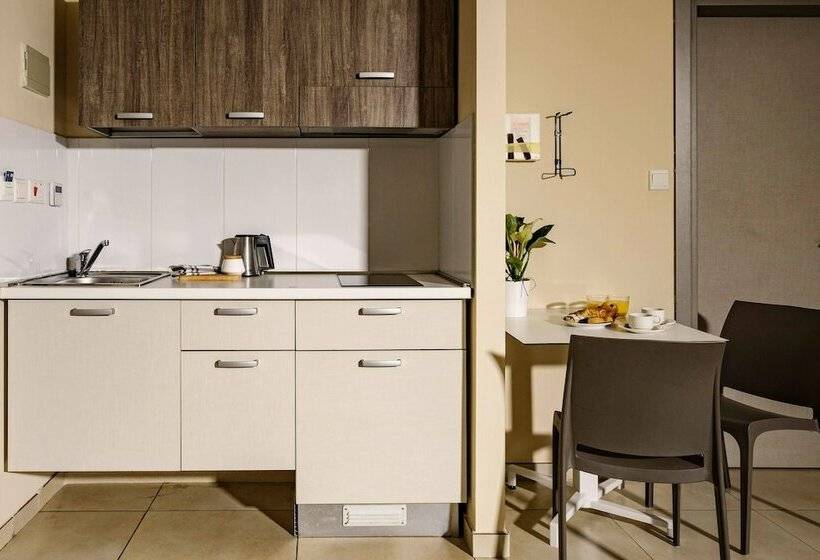 اتاق خانوادگی, 115 The Strand Hotel By Neu Collective