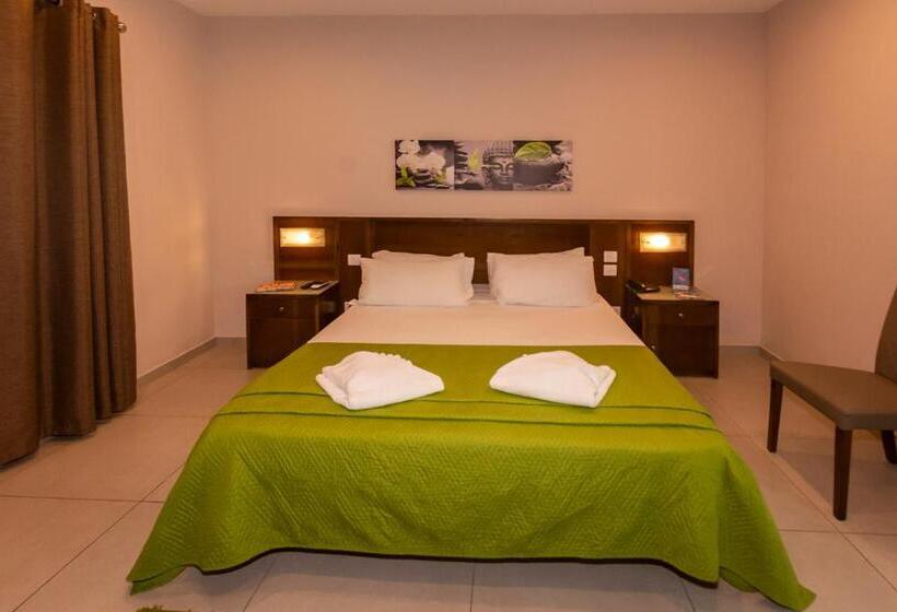 اتاق لوکس با بالکن, Cerviola