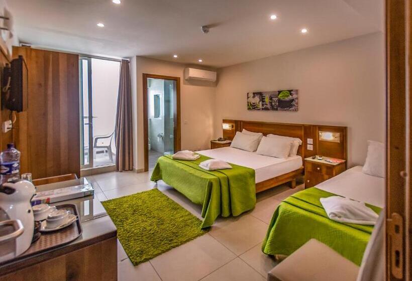 اتاق استاندارد سه تخته با بالکن, Cerviola