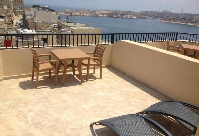 اتاق استاندارد با تراس و چشمانداز دریا, Grand Harbour