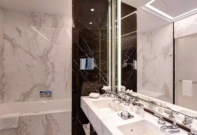 سوییت با چشم‌انداز دریا, Hôtel De Paris Monte Carlo