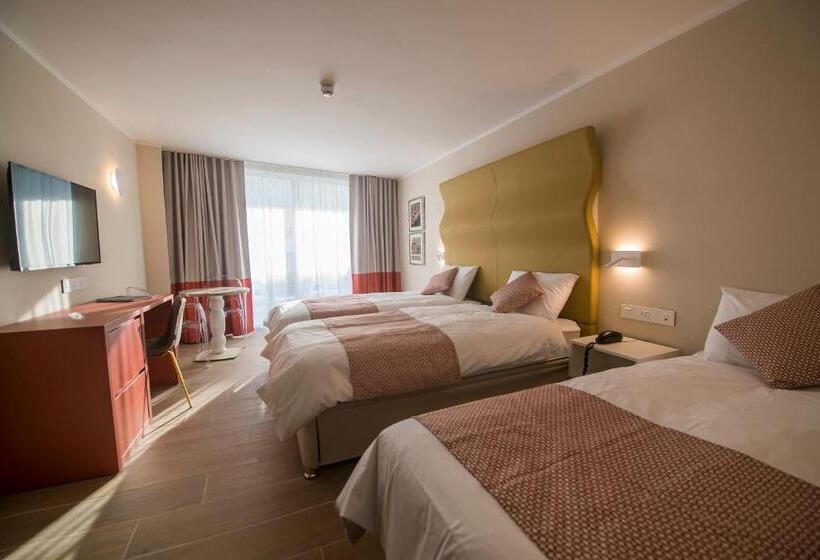 اتاق استاندارد سه نفره با چشمانداز کنار دریا, Seaview Hotel Adults Only 16 Plus