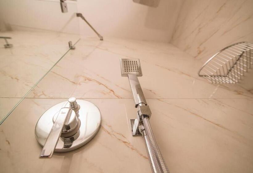 اتاق سه نفره سوپریور با چشمانداز دریا, Seaview Hotel Adults Only 16 Plus