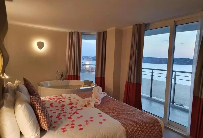 ハイドロマッサージバス付きスイート, Seaview Hotel   Adults Only 16 Plus