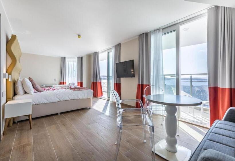 سوئیت با وان آب گرم, Seaview Hotel Adults Only 16 Plus