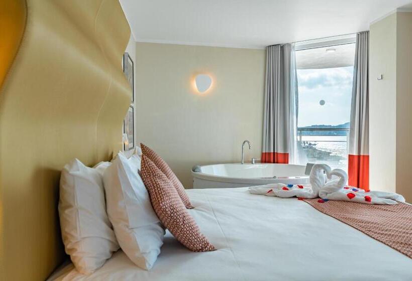 سوئیت با وان آب گرم, Seaview Hotel Adults Only 16 Plus