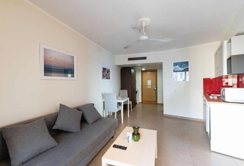 سوییت با چشم‌انداز دریا, The Preluna