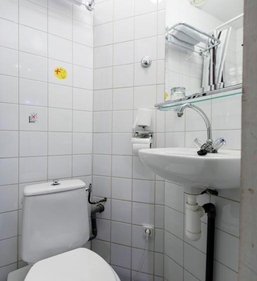 غرفة إقتصادية فردية, Quentin England