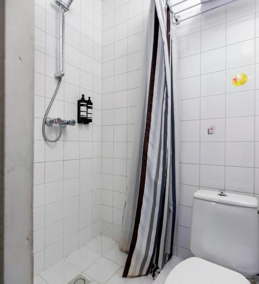 غرفة إقتصادية فردية, Quentin England