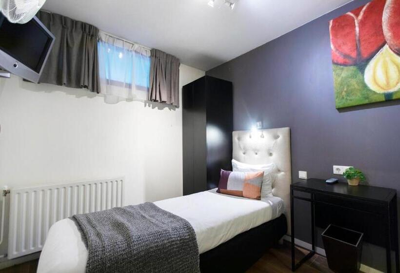 غرفة إقتصادية فردية, Quentin England