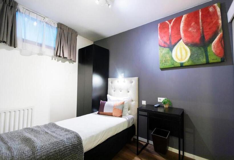 غرفة إقتصادية فردية, Quentin England