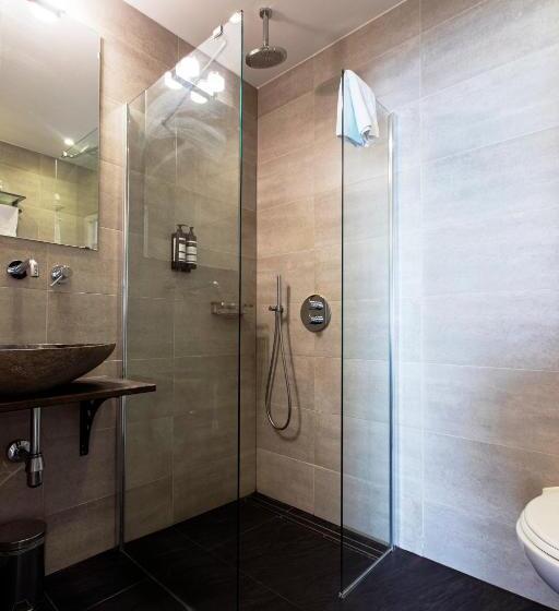 غرفة قياسية, Quentin England