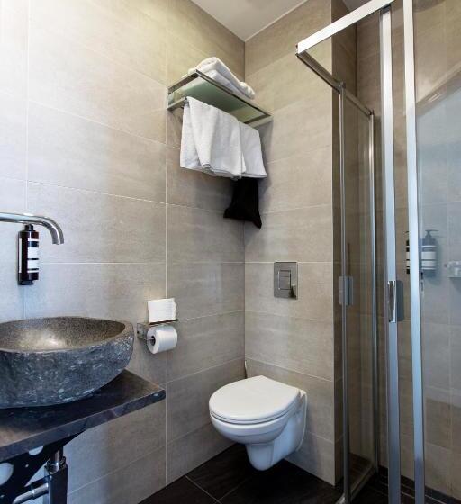 غرفة قياسية, Quentin England