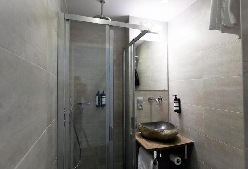 غرفة قياسية ثلاثية, Quentin England