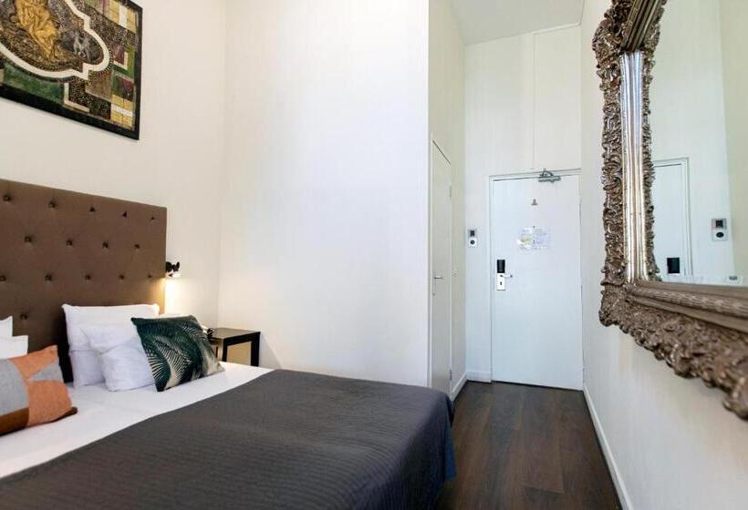 غرفة قياسية ثلاثية, Quentin England