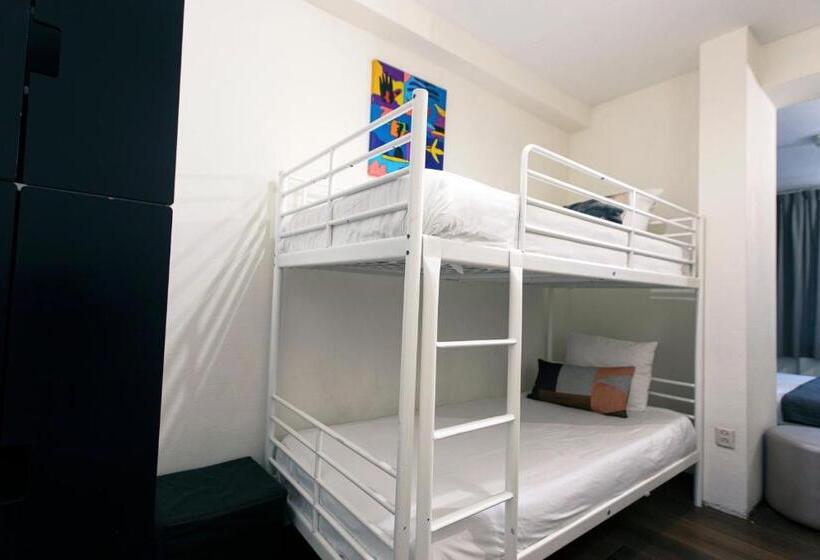 غرفة قياسية رباعية, Quentin England