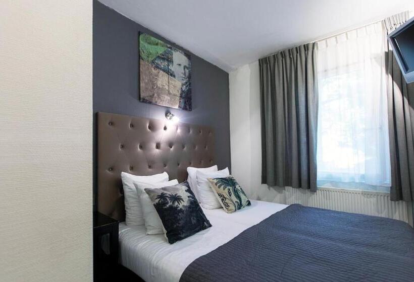 غرفة قياسية رباعية, Quentin England