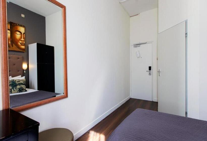 غرفة قياسية, Quentin England