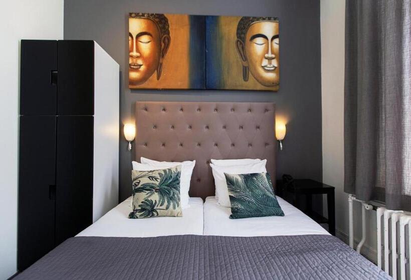 غرفة قياسية, Quentin England