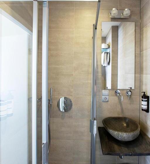 غرفة قياسية ثلاثية, Quentin England