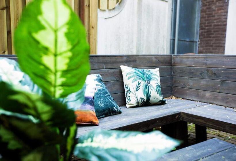 غرفة قياسية, Quentin England