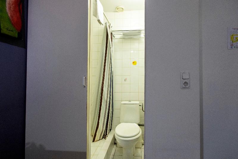 غرفة إقتصادية فردية, Quentin England