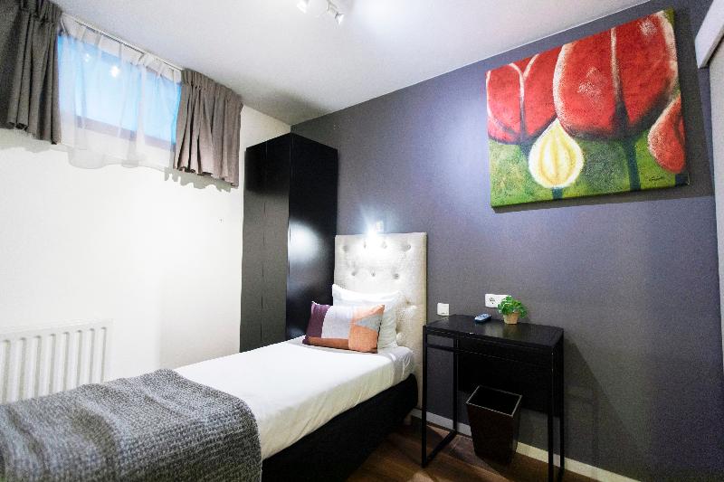 غرفة إقتصادية فردية, Quentin England