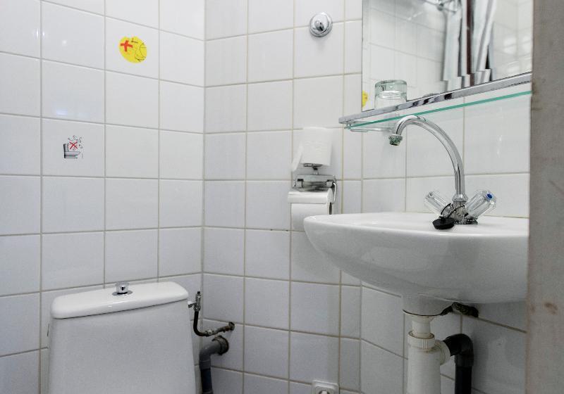 غرفة إقتصادية فردية, Quentin England