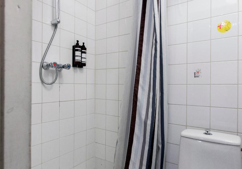 غرفة إقتصادية فردية, Quentin England