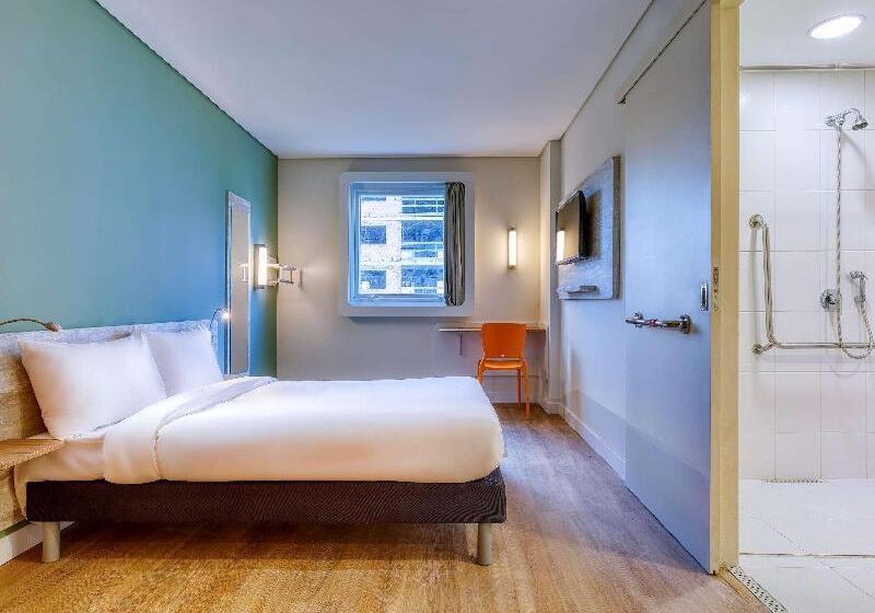 غرفة قياسية رباعية, Quentin England