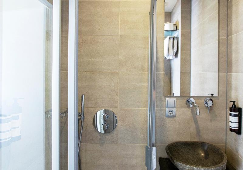 غرفة قياسية ثلاثية, Quentin England