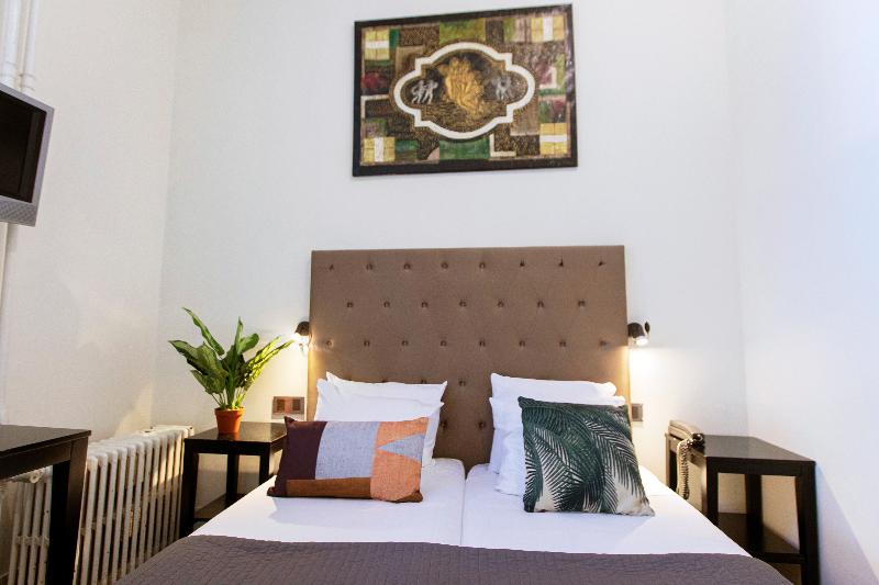 غرفة قياسية ثلاثية, Quentin England