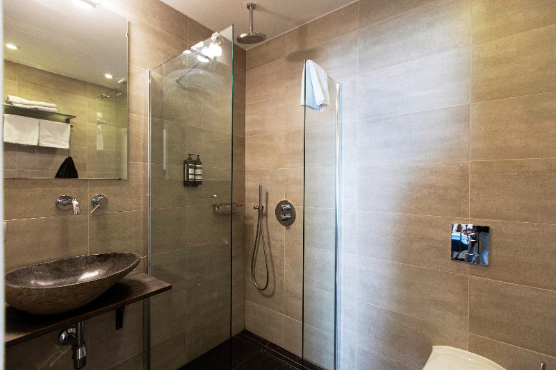 غرفة قياسية, Quentin England