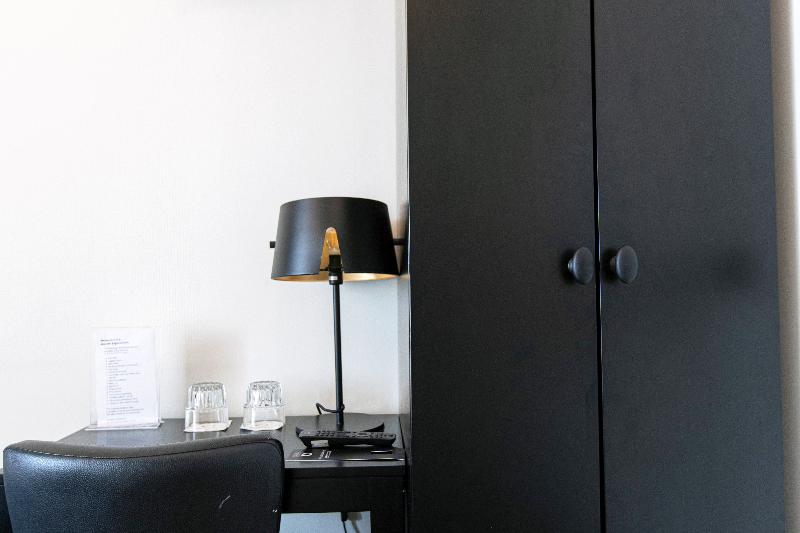 غرفة قياسية, Quentin England