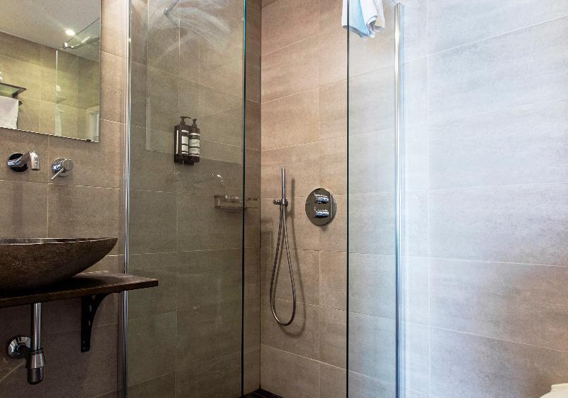 غرفة قياسية, Quentin England