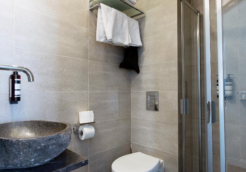 غرفة قياسية, Quentin England