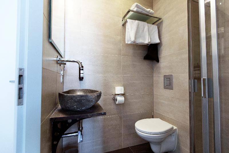 غرفة قياسية, Quentin England