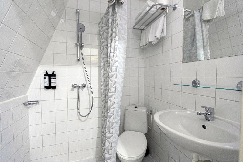 غرفة إقتصادية, Quentin England