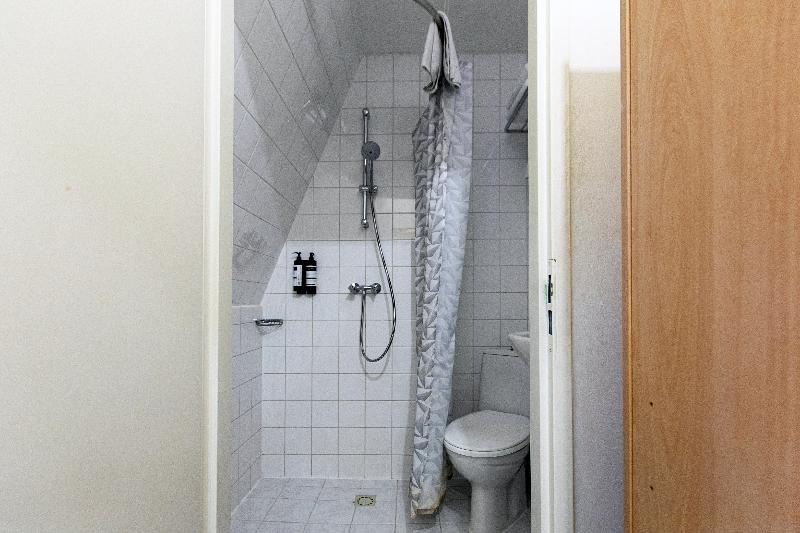 غرفة إقتصادية, Quentin England