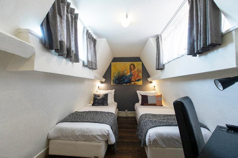 غرفة إقتصادية, Quentin England